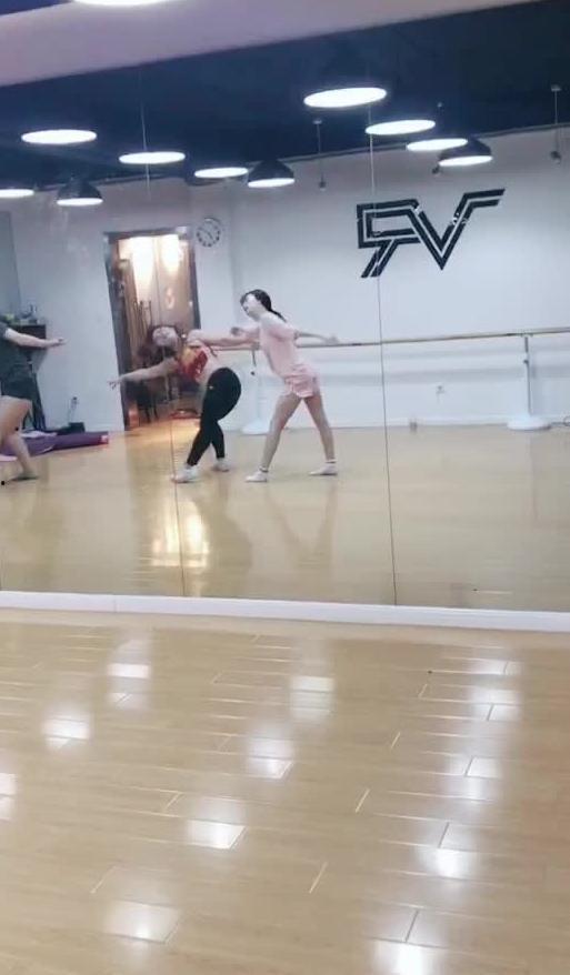 操场跳舞吃瓜视频大全,盘点校园舞蹈美食视频盛宴