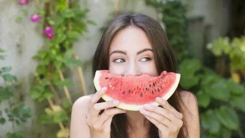 宝宝吃瓜叫妈妈视频播放,萌态十足引网友热议